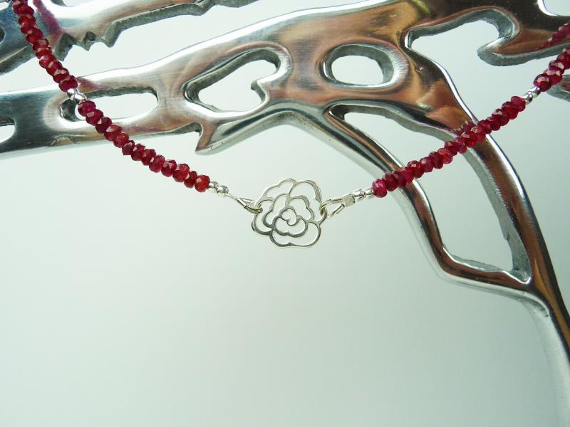 COLLIER EN RUBIS ET ROSE EN ARGENT