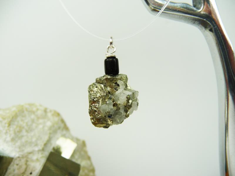 PENDENTIF EN PYRITE BRUTE