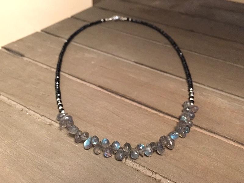 COLLIER EN SPINELLE ET LABRADORITE GOUTTE