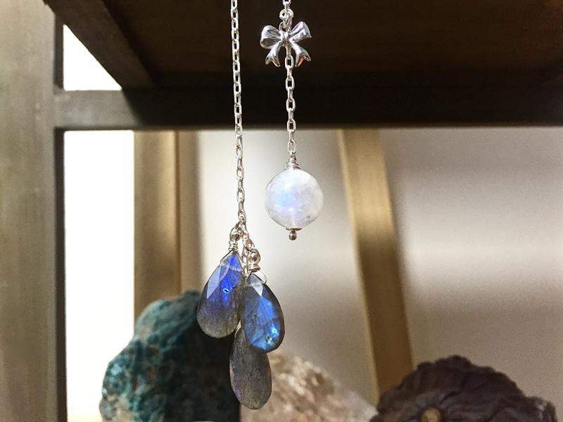 COLLIER-CRAVATE EN PIERRE DE LUNE ET LABRADORITE